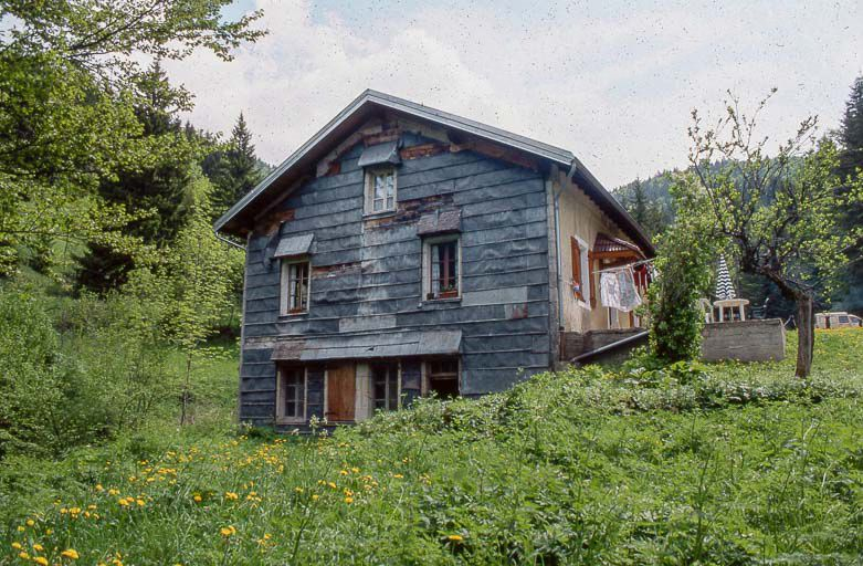Face gauche. © Yves Sancey / Région Bourgogne-Franche-Comté, Inventaire du patrimoine - 1999 Face gauche. © Yves Sancey / Région Bourgogne-Franche-Comté, Inventaire du patrimoine - 1999
