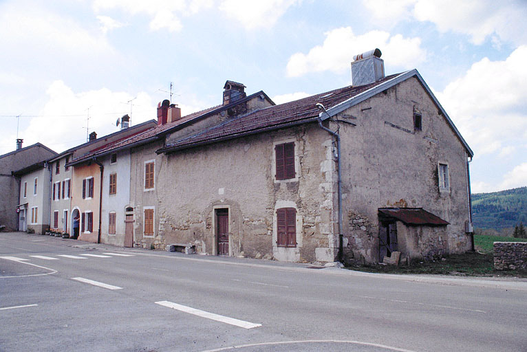 Façades antérieures des fermes bordant le C.D. 69 à la Mouille. © Yves Sancey / Région Bourgogne-Franche-Comté, Inventaire du patrimoine - 1999 Façades antérieures des fermes bordant le C.D. 69 à la Mouille. © Yves Sancey / Région Bourgogne-Franche-Comté, Inventaire du patrimoine - 1999
