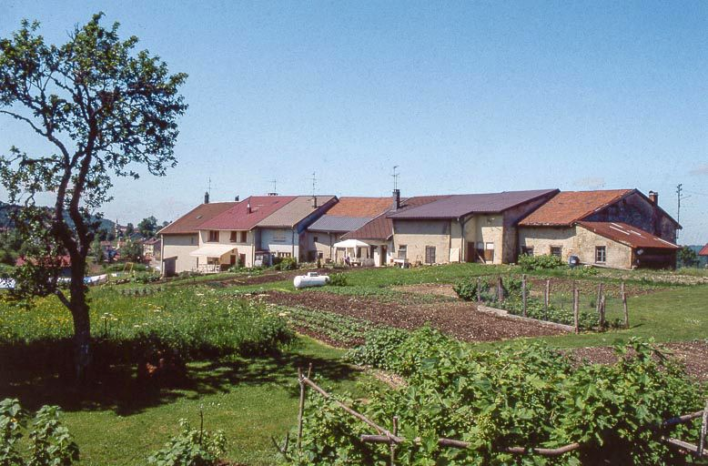 Façade postérieure des fermes du hameau du Bourgeat d'Amont. © Yves Sancey / Région Bourgogne-Franche-Comté, Inventaire du patrimoine - 1999 Façade postérieure des fermes du hameau du Bourgeat d'Amont. © Yves Sancey / Région Bourgogne-Franche-Comté, Inventaire du patrimoine - 1999