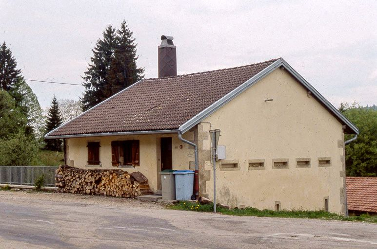 Façade antérieure et face droite vues de trois quarts. © Yves Sancey / Région Bourgogne-Franche-Comté, Inventaire du patrimoine - 1999 Façade antérieure et face droite vues de trois quarts. © Yves Sancey / Région Bourgogne-Franche-Comté, Inventaire du patrimoine - 1999