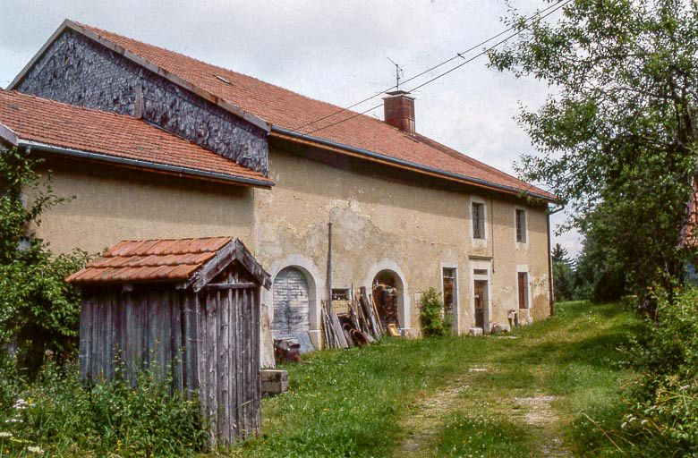 Façade antérieure. © Yves Sancey / Région Bourgogne-Franche-Comté, Inventaire du patrimoine - 1999 Façade antérieure. © Yves Sancey / Région Bourgogne-Franche-Comté, Inventaire du patrimoine - 1999