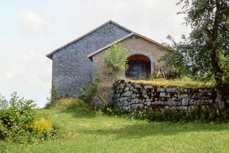 Face gauche et levée de grange. © Yves Sancey / Région Bourgogne-Franche-Comté, Inventaire du patrimoine - 1999 Face gauche et levée de grange. © Yves Sancey / Région Bourgogne-Franche-Comté, Inventaire du patrimoine - 1999