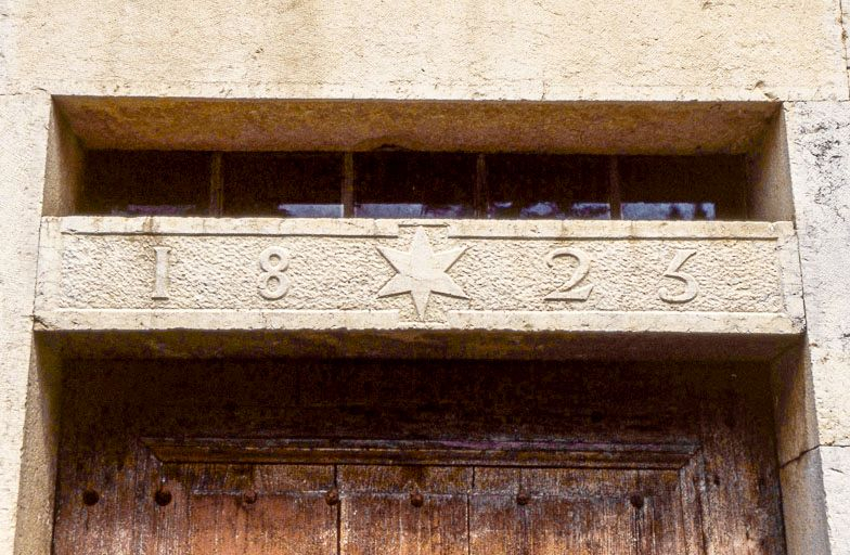 Date portée sur le linteau de la porte d'accès. © Yves Sancey / Région Bourgogne-Franche-Comté, Inventaire du patrimoine - 1999 Date portée sur le linteau de la porte d'accès. © Yves Sancey / Région Bourgogne-Franche-Comté, Inventaire du patrimoine - 1999