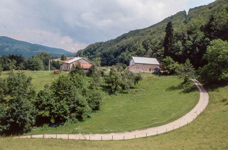 Vue éloignée depuis le sud-ouest. © Yves Sancey / Région Bourgogne-Franche-Comté, Inventaire du patrimoine - 1999 Vue éloignée depuis le sud-ouest. © Yves Sancey / Région Bourgogne-Franche-Comté, Inventaire du patrimoine - 1999