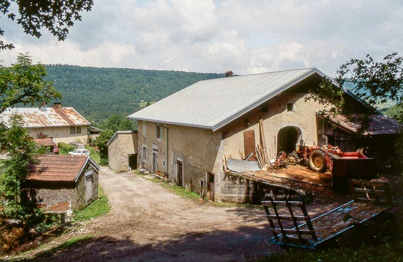 Façade antérieure et face droite vues de trois quarts. © Yves Sancey / Région Bourgogne-Franche-Comté, Inventaire du patrimoine - 1999 Façade antérieure et face droite vues de trois quarts. © Yves Sancey / Région Bourgogne-Franche-Comté, Inventaire du patrimoine - 1999