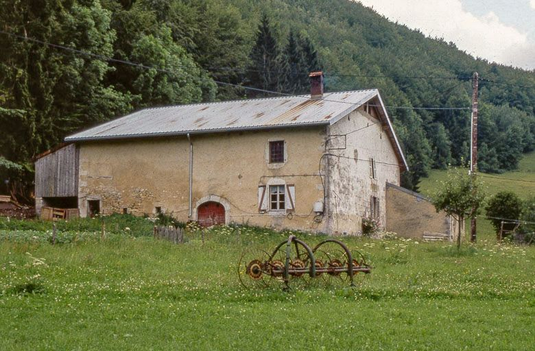Vue éloignée de la façade postérieure. © Yves Sancey / Région Bourgogne-Franche-Comté, Inventaire du patrimoine - 1999 Vue éloignée de la façade postérieure. © Yves Sancey / Région Bourgogne-Franche-Comté, Inventaire du patrimoine - 1999