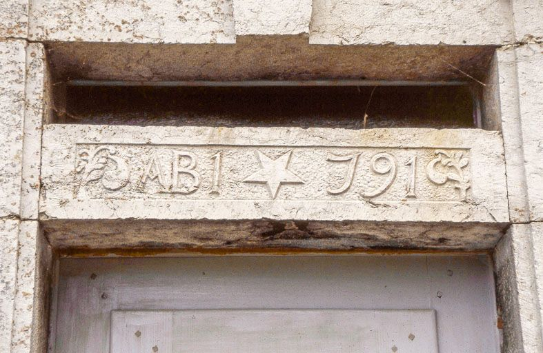 Date portée sur le linteau de la porte d'accès. © Yves Sancey / Région Bourgogne-Franche-Comté, Inventaire du patrimoine - 1999 Date portée sur le linteau de la porte d'accès. © Yves Sancey / Région Bourgogne-Franche-Comté, Inventaire du patrimoine - 1999