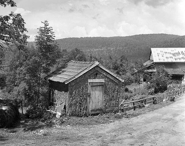 Vue de trois quarts gauche du " grenier fort ". © Yves Sancey / Région Bourgogne-Franche-Comté, Inventaire du patrimoine - 1999 Vue de trois quarts gauche du " grenier fort ". © Yves Sancey / Région Bourgogne-Franche-Comté, Inventaire du patrimoine - 1999