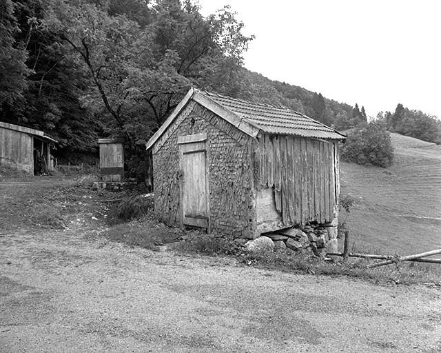 Vue de trois quarts droit du " grenier fort ". © Yves Sancey / Région Bourgogne-Franche-Comté, Inventaire du patrimoine - 1999 Vue de trois quarts droit du " grenier fort ". © Yves Sancey / Région Bourgogne-Franche-Comté, Inventaire du patrimoine - 1999