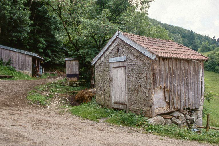 Vue de trois quarts droit du " grenier fort ". © Yves Sancey / Région Bourgogne-Franche-Comté, Inventaire du patrimoine - 1999 Vue de trois quarts droit du " grenier fort ". © Yves Sancey / Région Bourgogne-Franche-Comté, Inventaire du patrimoine - 1999