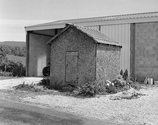 Resserre ou " grenier fort ". © Yves Sancey / Région Bourgogne-Franche-Comté, Inventaire du patrimoine - 1999 Resserre ou " grenier fort ". © Yves Sancey / Région Bourgogne-Franche-Comté, Inventaire du patrimoine - 1999