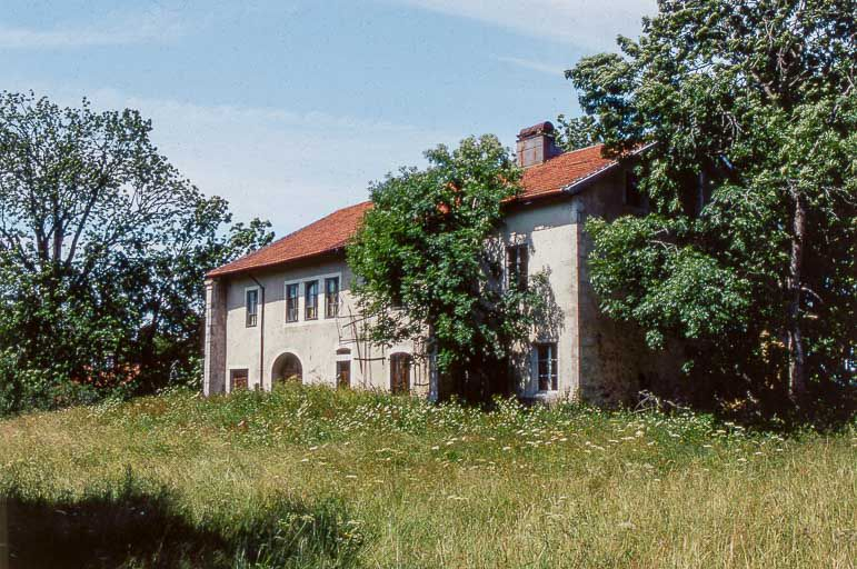 Vue de trois quarts de la façade antérieure. © Yves Sancey / Région Bourgogne-Franche-Comté, Inventaire du patrimoine - 1999 Vue de trois quarts de la façade antérieure. © Yves Sancey / Région Bourgogne-Franche-Comté, Inventaire du patrimoine - 1999