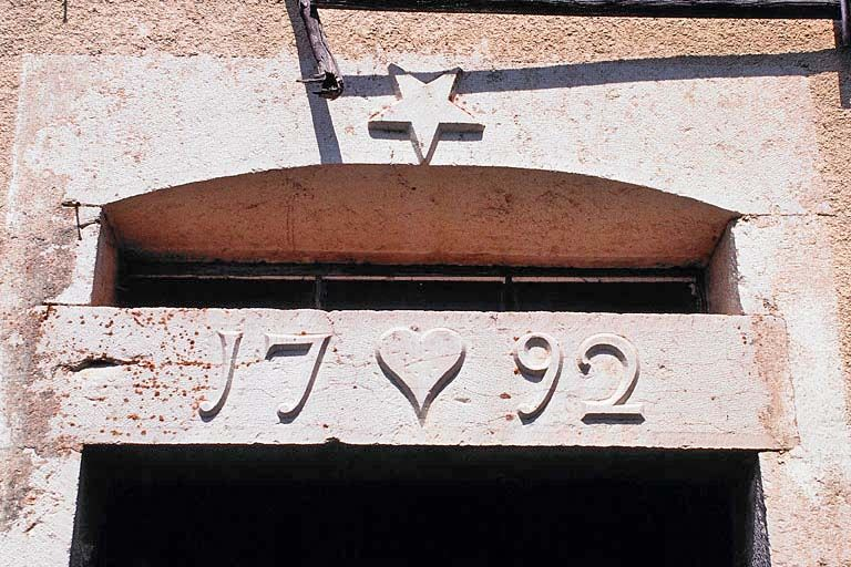 Détail de la date portée sur le linteau de la porte d'accès. © Yves Sancey / Région Bourgogne-Franche-Comté, Inventaire du patrimoine - 1999 Détail de la date portée sur le linteau de la porte d'accès. © Yves Sancey / Région Bourgogne-Franche-Comté, Inventaire du patrimoine - 1999