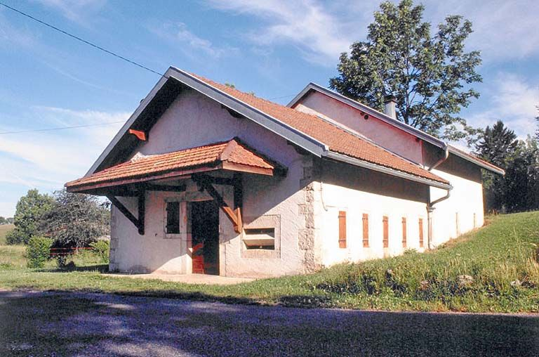 Façade antérieure de la fromagerie du hameau des Communailles, à Longchaumois, vue de trois quarts. © Yves Sancey / Région Bourgogne-Franche-Comté, Inventaire du patrimoine - 1999