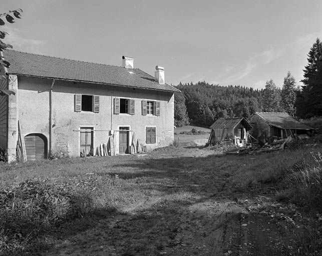 Façade antérieure et " grenier fort " sur le côté droit. © Yves Sancey / Région Bourgogne-Franche-Comté, Inventaire du patrimoine - 1999 Façade antérieure et " grenier fort " sur le côté droit. © Yves Sancey / Région Bourgogne-Franche-Comté, Inventaire du patrimoine - 1999