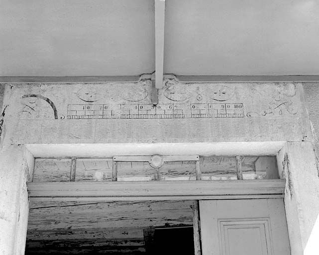 La décoration portée sur le linteau de la porte d'accès. © Yves Sancey / Région Bourgogne-Franche-Comté, Inventaire du patrimoine - 1999