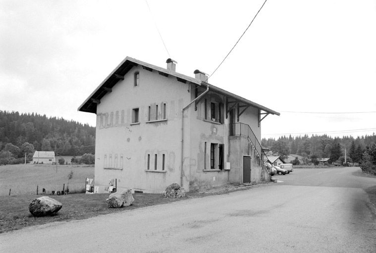 Façades nord-est et sud-est vues de trois quarts. © Yves Sancey / Région Bourgogne-Franche-Comté, Inventaire du patrimoine - 1999 Façades nord-est et sud-est vues de trois quarts. © Yves Sancey / Région Bourgogne-Franche-Comté, Inventaire du patrimoine - 1999