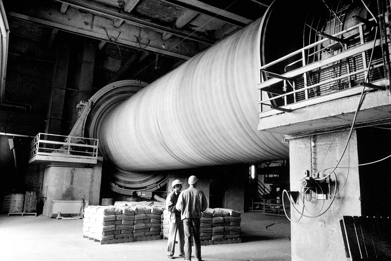 Atelier de fabrication : broyeur de clinkers. © Jérôme  Mongreville (reproduction) / Région Bourgogne-Franche-Comté, Inventaire du patrimoine - 1999