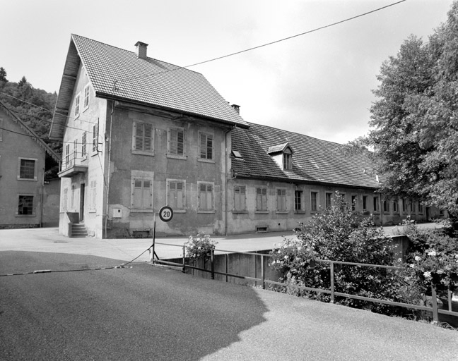 Bureaux et conciergerie depuis l'entrée. © Yves Sancey / Région Bourgogne-Franche-Comté, Inventaire du patrimoine - 1999