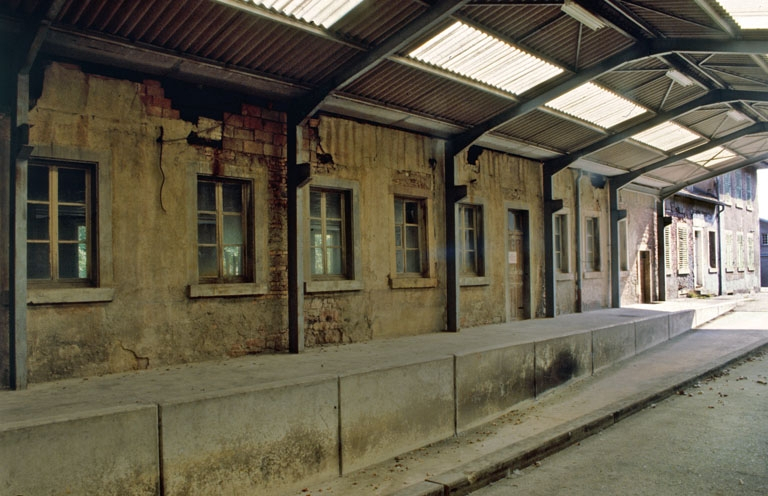 Quai couvert établi contre l'ancien tissage. © Yves Sancey / Région Bourgogne-Franche-Comté, Inventaire du patrimoine - 1999