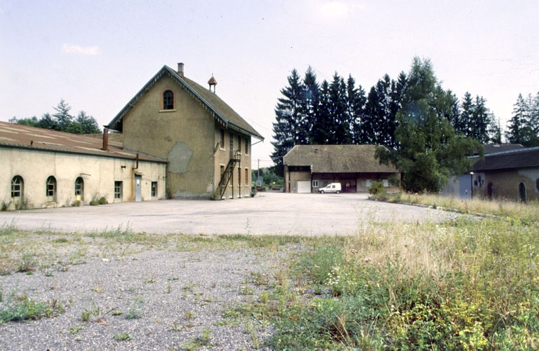 Vue de la cour depuis l'emplacement de l'ancienne salle des machines. © Yves Sancey / Région Bourgogne-Franche-Comté, Inventaire du patrimoine - 1999
