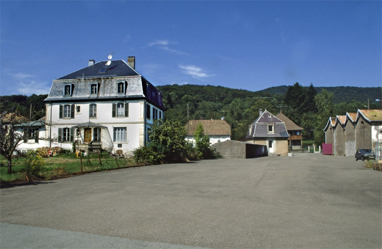 Logement patronal, conciergerie et pignons d'un atelier de fabrication depuis le sud. © Yves Sancey / Région Bourgogne-Franche-Comté, Inventaire du patrimoine - 1999