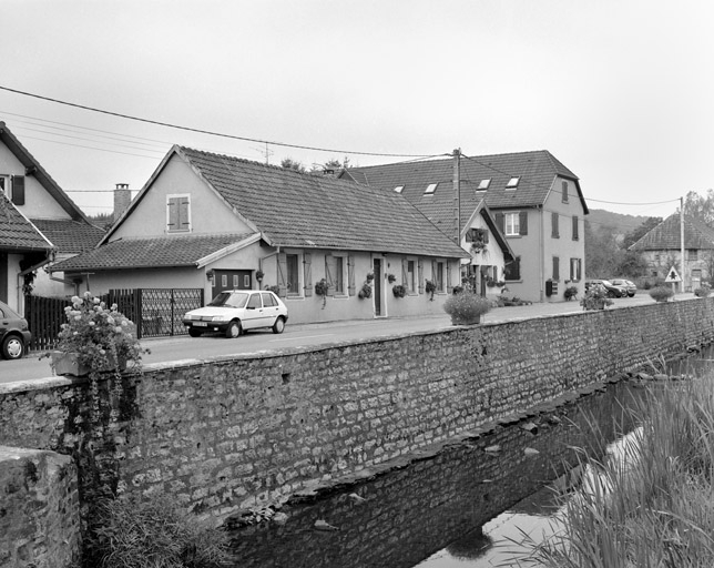 Vue de trois quarts des logements ouvriers. © Yves Sancey / Région Bourgogne-Franche-Comté, Inventaire du patrimoine - 1999