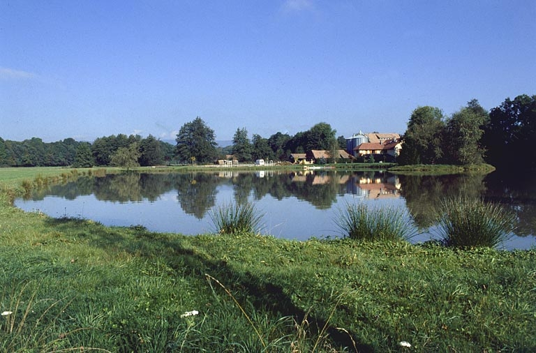 Vue d'ensemble depuis le sud. © Yves Sancey / Région Bourgogne-Franche-Comté, Inventaire du patrimoine - 1999 Vue d'ensemble depuis le sud. © Yves Sancey / Région Bourgogne-Franche-Comté, Inventaire du patrimoine - 1999
