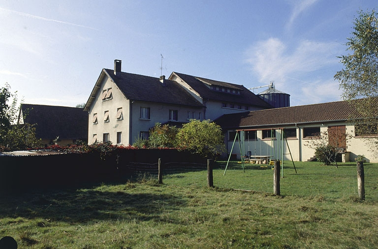 Façade postérieure du logement et de l'atelier de fabrication de la minoterie. © Yves Sancey / Région Bourgogne-Franche-Comté, Inventaire du patrimoine - 1999 Façade postérieure du logement et de l'atelier de fabrication de la minoterie. © Yves Sancey / Région Bourgogne-Franche-Comté, Inventaire du patrimoine - 1999