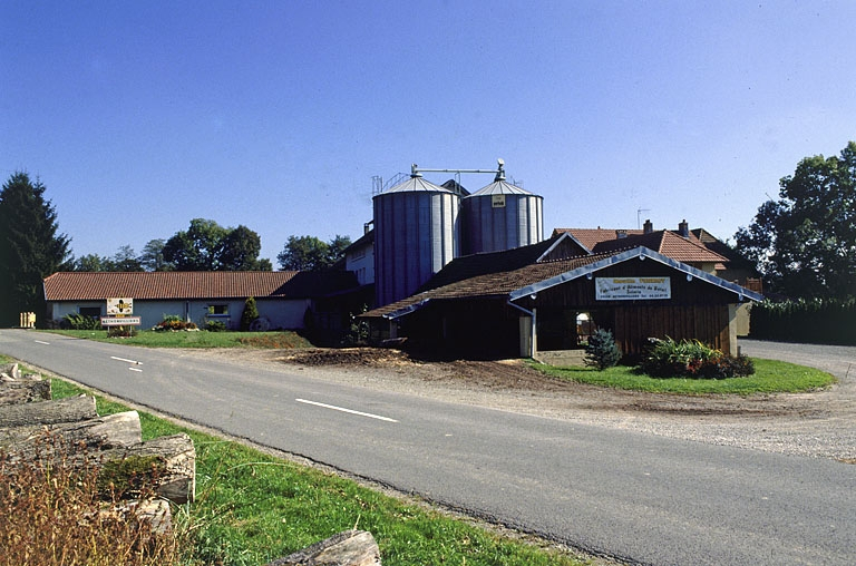 Magasin industriel, silos et scierie depuis l'ouest. © Yves Sancey / Région Bourgogne-Franche-Comté, Inventaire du patrimoine - 1999 Magasin industriel, silos et scierie depuis l'ouest. © Yves Sancey / Région Bourgogne-Franche-Comté, Inventaire du patrimoine - 1999
