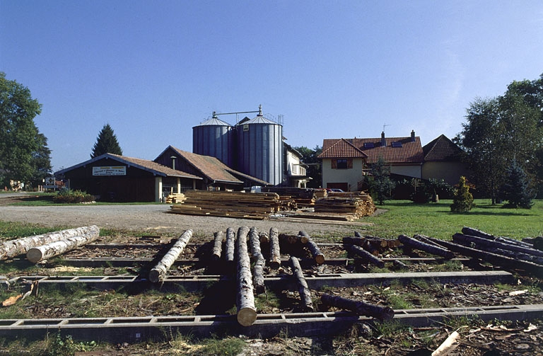Scierie et minoterie depuis l'ouest. © Yves Sancey / Région Bourgogne-Franche-Comté, Inventaire du patrimoine - 1999 Scierie et minoterie depuis l'ouest. © Yves Sancey / Région Bourgogne-Franche-Comté, Inventaire du patrimoine - 1999