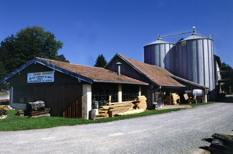 Atelier de scierie et silos de la minoterie. © Yves Sancey / Région Bourgogne-Franche-Comté, Inventaire du patrimoine - 1999 Atelier de scierie et silos de la minoterie. © Yves Sancey / Région Bourgogne-Franche-Comté, Inventaire du patrimoine - 1999