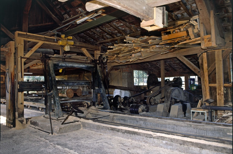 Intérieur de l'atelier de scierie. © Yves Sancey / Région Bourgogne-Franche-Comté, Inventaire du patrimoine - 1999 Intérieur de l'atelier de scierie. © Yves Sancey / Région Bourgogne-Franche-Comté, Inventaire du patrimoine - 1999