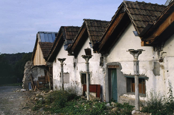 Sheds subsistants de l'atelier de fabrication. © Yves Sancey / Région Bourgogne-Franche-Comté, Inventaire du patrimoine - 1999