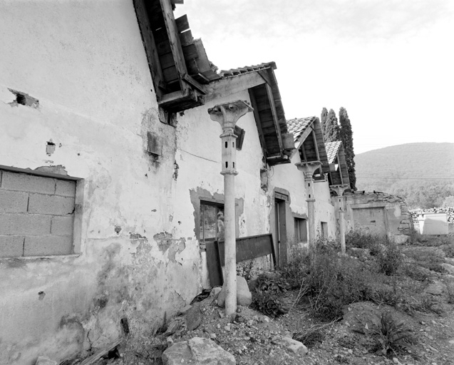 Sheds couvrant les vestiges de l'atelier de fabrication. © Yves Sancey / Région Bourgogne-Franche-Comté, Inventaire du patrimoine - 1999