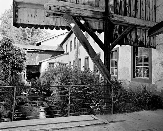 Façade sur le canal de la Beucinière de l'atelier de fabrication (préparation, bobinage, ourdissage, etc). © Yves Sancey / Région Bourgogne-Franche-Comté, Inventaire du patrimoine - 1999