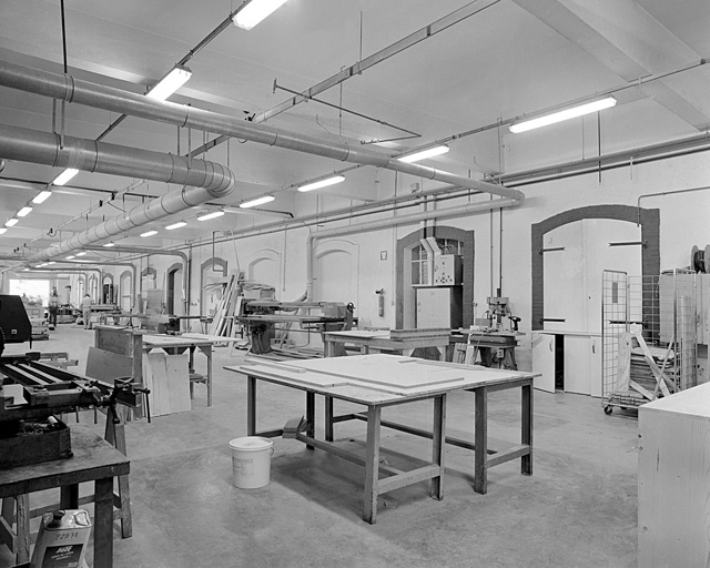 Intérieur de la menuiserie. On distingue l'enfilade des portes de la façade ouest (atelier de tissage). © Yves Sancey / Région Bourgogne-Franche-Comté, Inventaire du patrimoine - 1999
