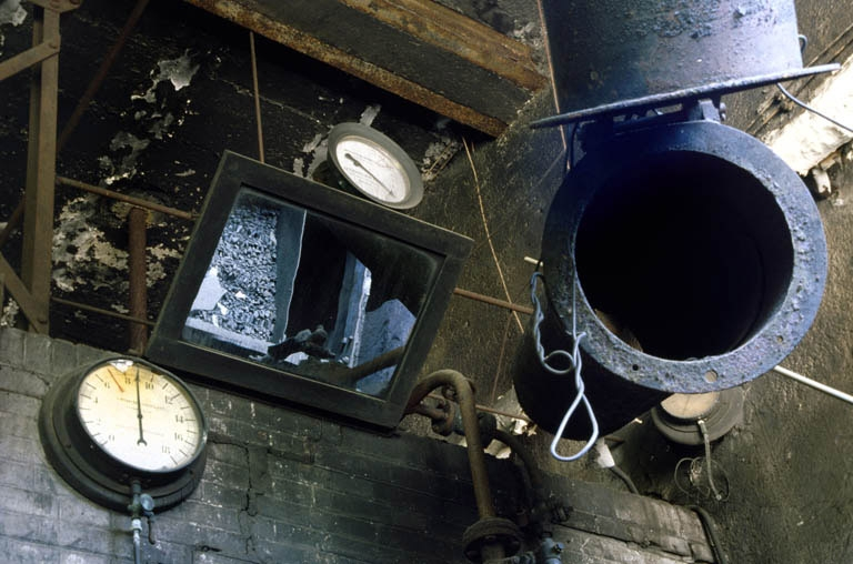 Détail de la partie haute de la chaudière (1927). A droite : tuyau articulé de chargement de la trémie. © Yves Sancey / Région Bourgogne-Franche-Comté, Inventaire du patrimoine - 1999