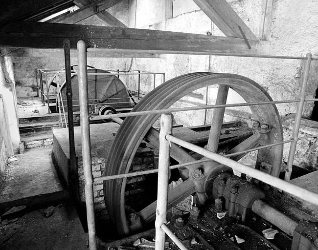 Roue de transmission et volant d'inertie de la turbine. © Yves Sancey / Région Bourgogne-Franche-Comté, Inventaire du patrimoine - 1999