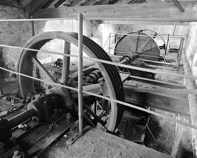 Roue de transmission de la machine à vapeur. Cette roue à 4 gorges est également couplée au volant d'inertie de la turbine (au second plan). © Yves Sancey / Région Bourgogne-Franche-Comté, Inventaire du patrimoine - 1999