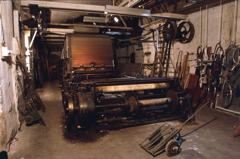 Vue d'ensemble. Au premier plan : bobines d'enroulage après l'opération d'encollage. © Yves Sancey / Région Bourgogne-Franche-Comté, Inventaire du patrimoine - 1999