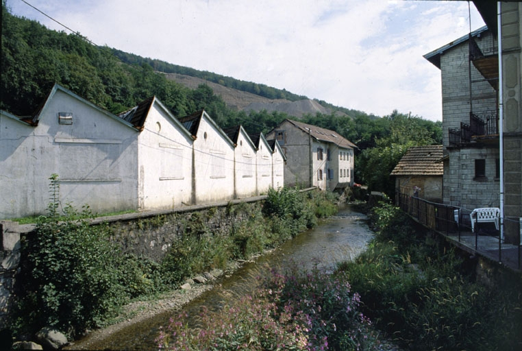 Pignons de la salle de tissage sur la rivière. © Yves Sancey / Région Bourgogne-Franche-Comté, Inventaire du patrimoine - 1999