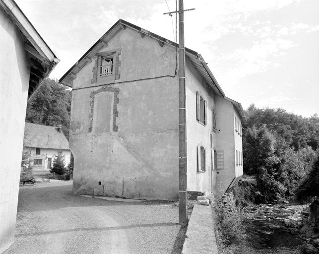 Logement d'ouvriers sur la rivière. © Yves Sancey / Région Bourgogne-Franche-Comté, Inventaire du patrimoine - 1999