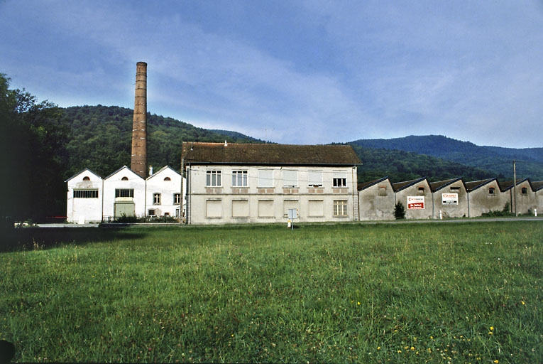 Pignons de la salle des machines, de l'atelier de tissage et façade des bureaux. © Yves Sancey / Région Bourgogne-Franche-Comté, Inventaire du patrimoine - 1999