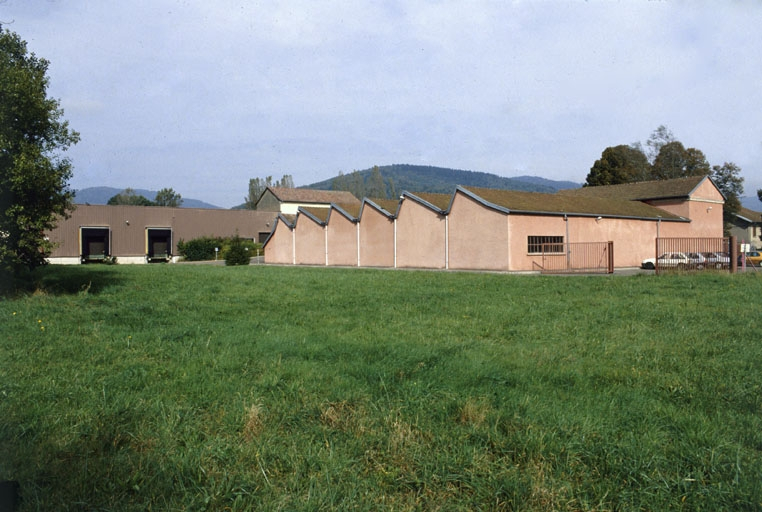 Atelier de fabrication (?) vu de trois quarts arrière. © Yves Sancey / Région Bourgogne-Franche-Comté, Inventaire du patrimoine - 1999