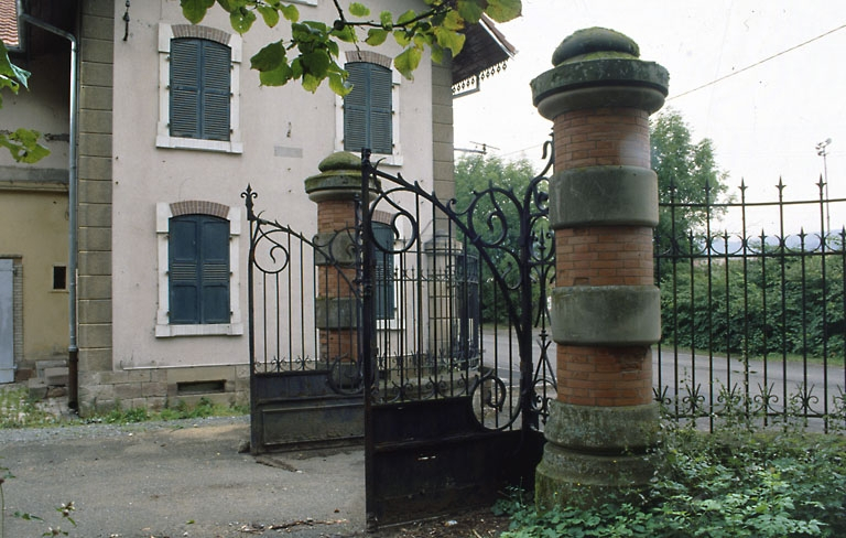 Conciergerie et grille du parc du logement patronal (rue des Fougerets). © Yves Sancey / Région Bourgogne-Franche-Comté, Inventaire du patrimoine - 1999