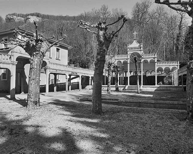 Vue générale de trois quarts gauche de la chapelle de plein air. © Jérôme Mongreville / Région Bourgogne-Franche-Comté, Inventaire du patrimoine - 2000
