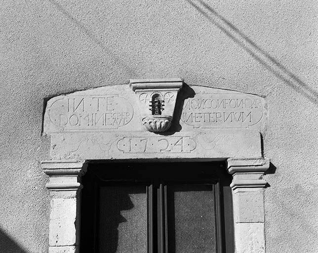 Maison située  rue de la croix de Sompré, cadastrée 1971 AB 278 : linteau de la porte d'entrée. © Yves Sancey / Région Bourgogne-Franche-Comté, Inventaire du patrimoine - 2000
