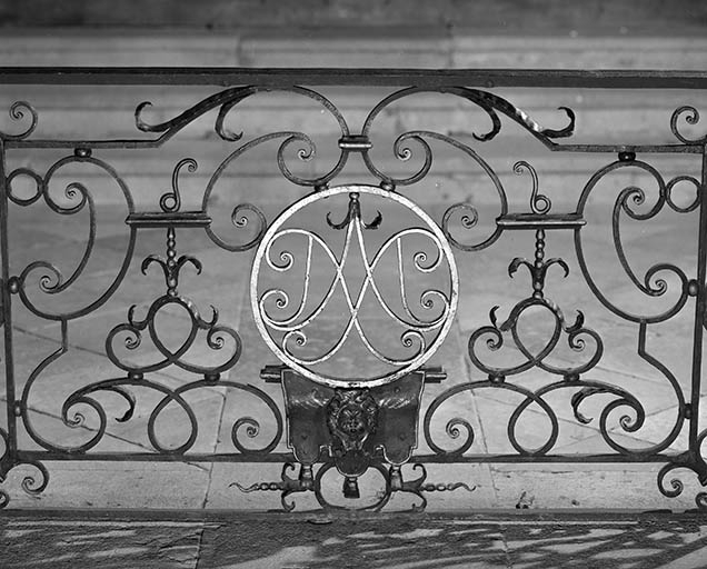 Détail : médaillon de la partie centrale. © Yves Sancey / Région Bourgogne-Franche-Comté, Inventaire du patrimoine - 2000