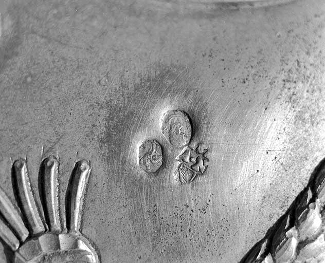 Détail : poinçons sur le pied. © Yves Sancey / Région Bourgogne-Franche-Comté, Inventaire du patrimoine - 2000